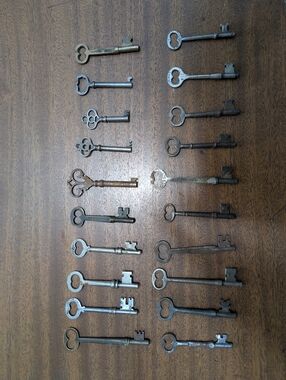 20 Vintage Skeleton Keys. Size L.